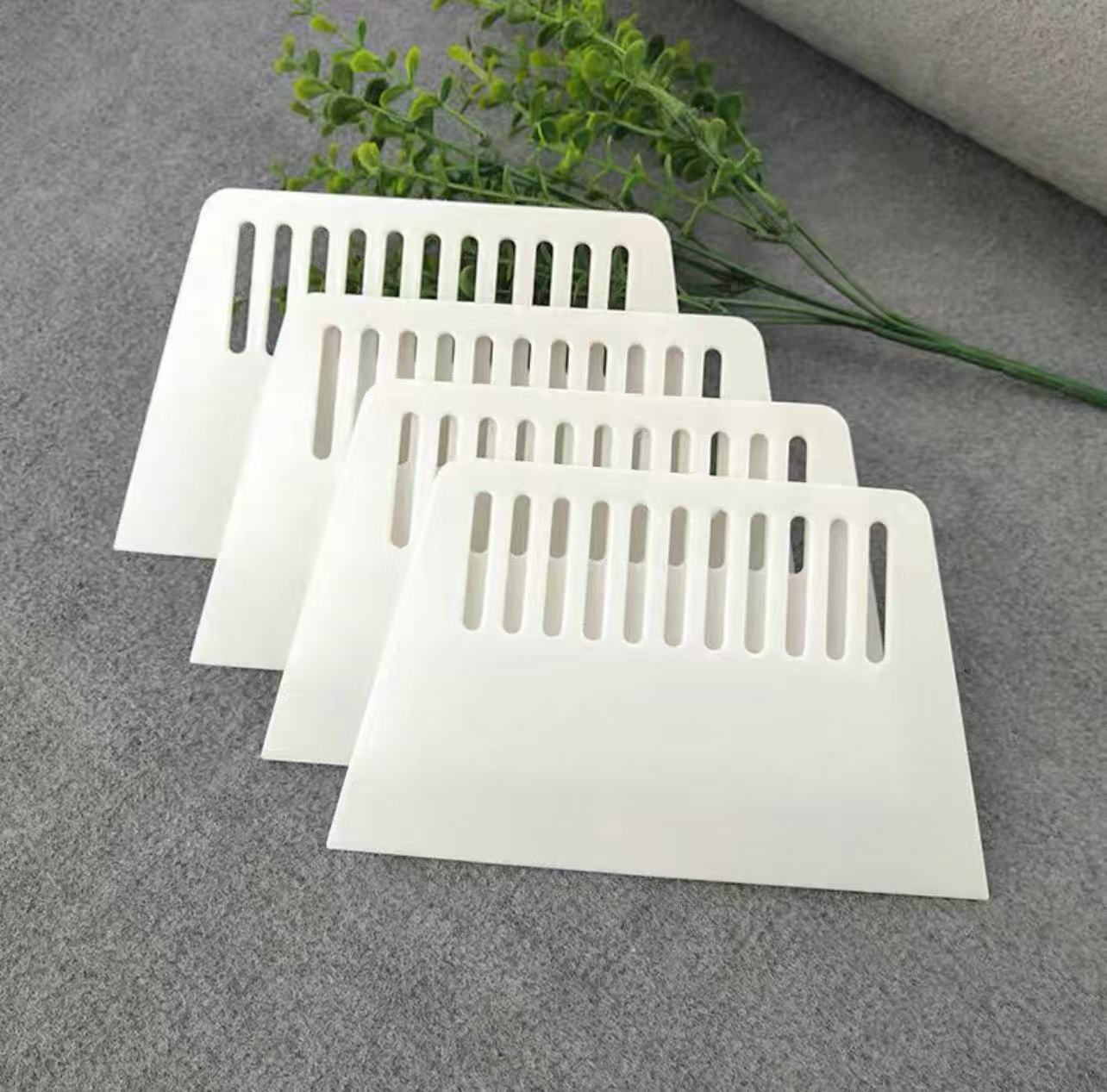 Bol en plastique à bords droits et grattoir à pâte