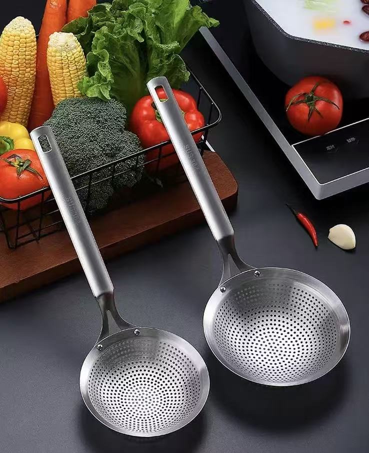 CHEFCO,SUS304-14, 14cm/5.5"Dia Stainless Steel Handheld Perforated Spoon Style Skimmer - Chefcoca
