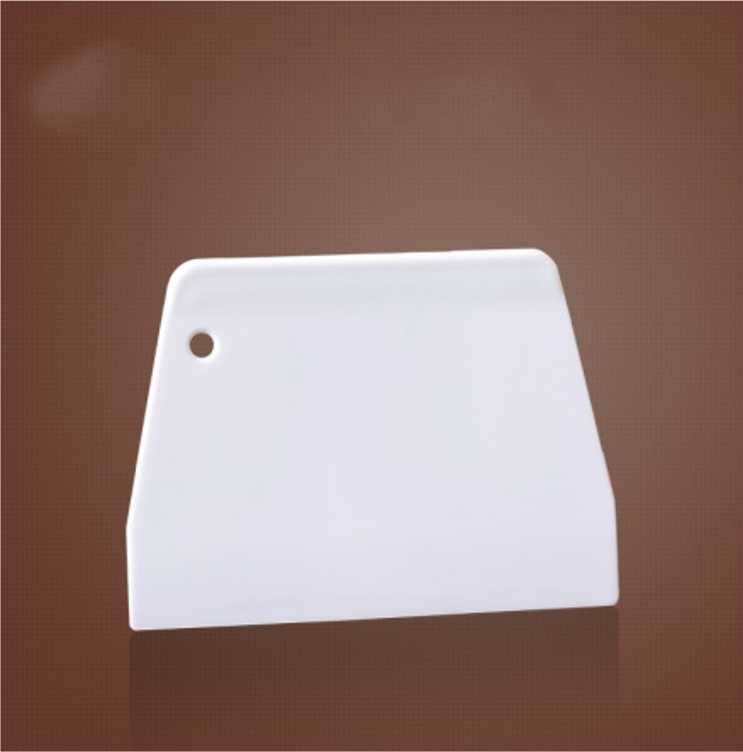 Bol en plastique à bords droits et grattoir à pâte